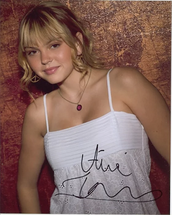 Aimee Teegarden autograph