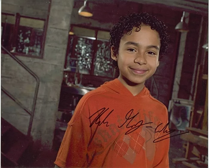 Noah Gray-Cabey autograph