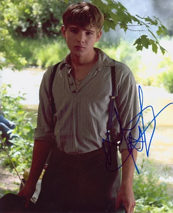 Max Thieriot autograph