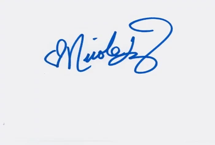 Nicole Marie Lenz autograph