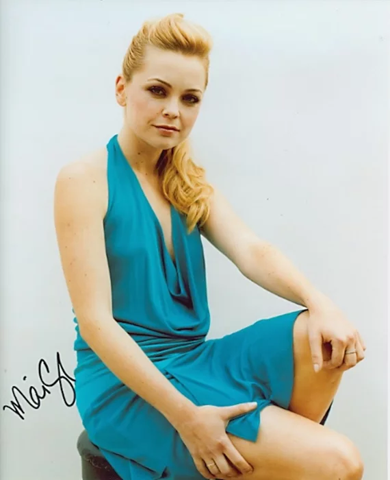 Marisa Coughlan autograph