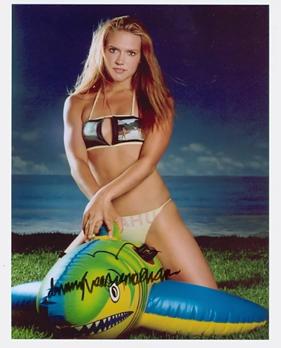 Dominique Swain autograph