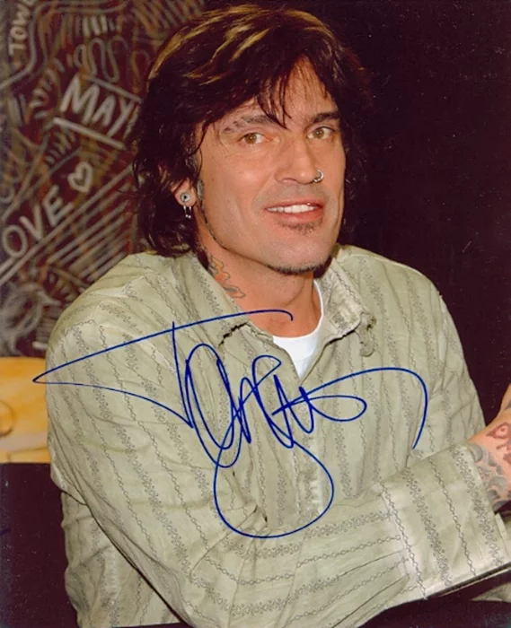Tommy Lee autograph