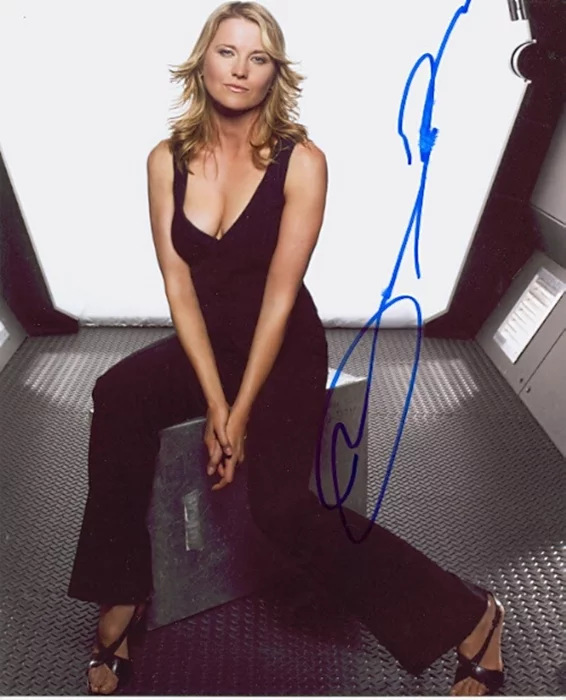 Lucy Lawless autograph