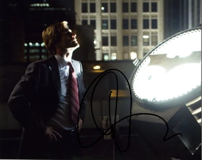 Aaron Eckhart autograph