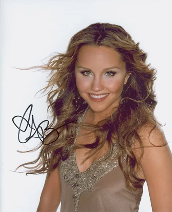 Amanda Bynes autograph