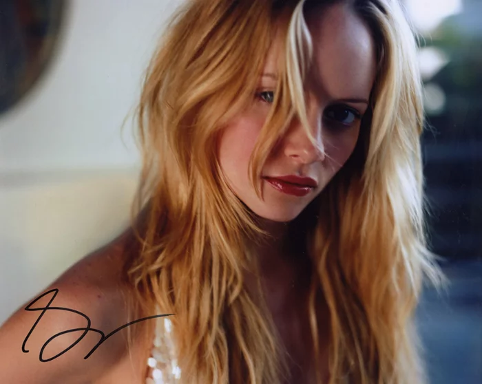 Marley Shelton autograph