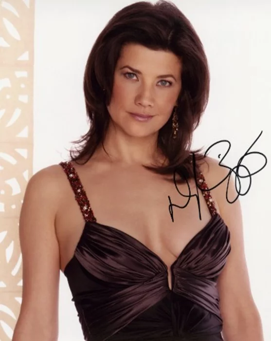 Daphne Zuniga autograph