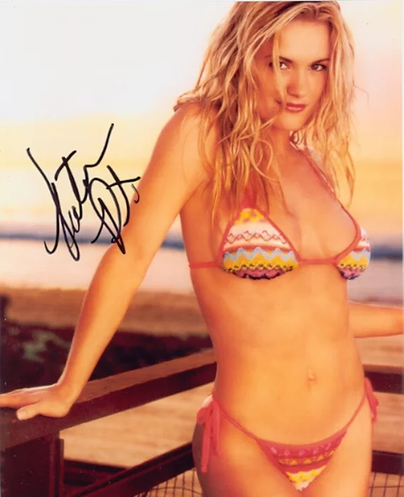 Victoria Pratt autograph