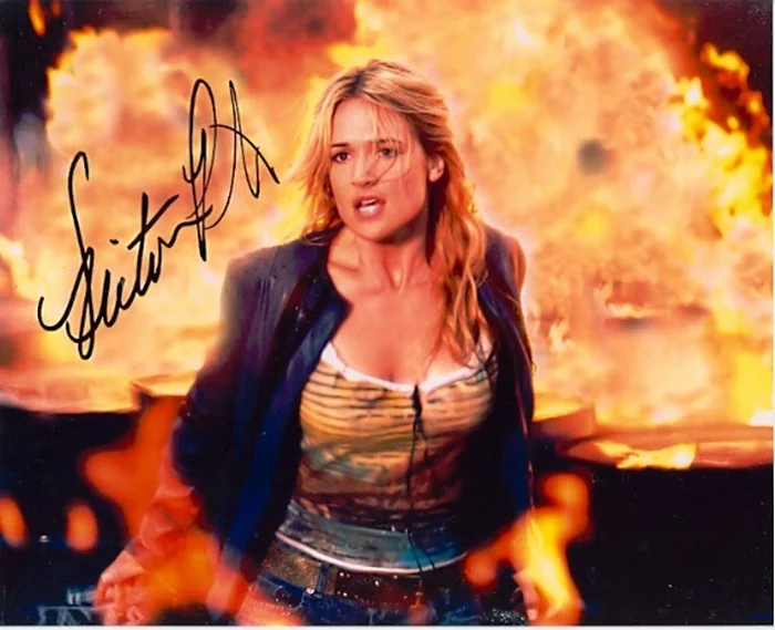 Victoria Pratt autograph