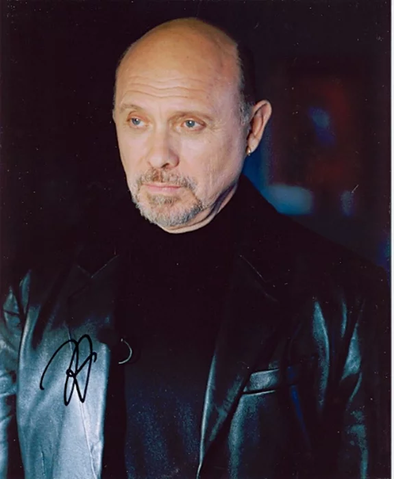 Hector Elizondo autograph
