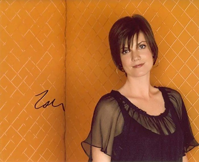 Zoe McLellan autograph