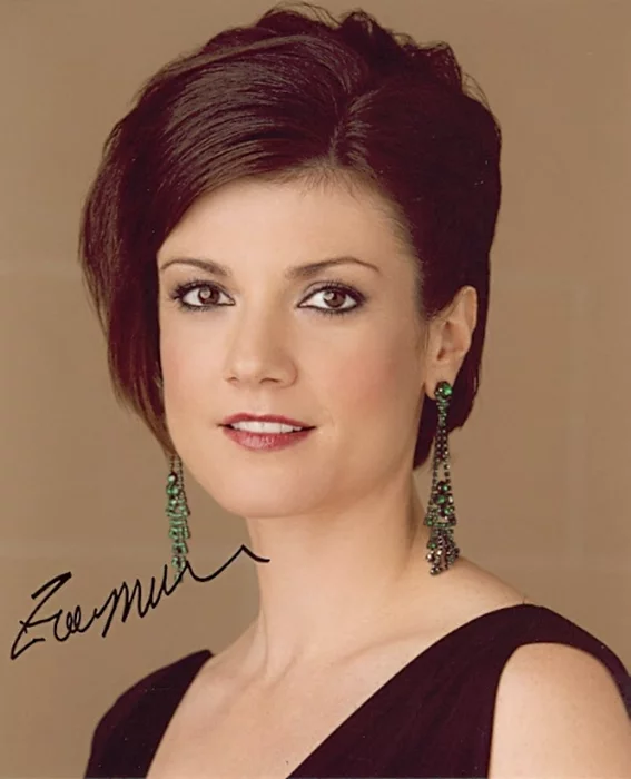 Zoe McLellan autograph