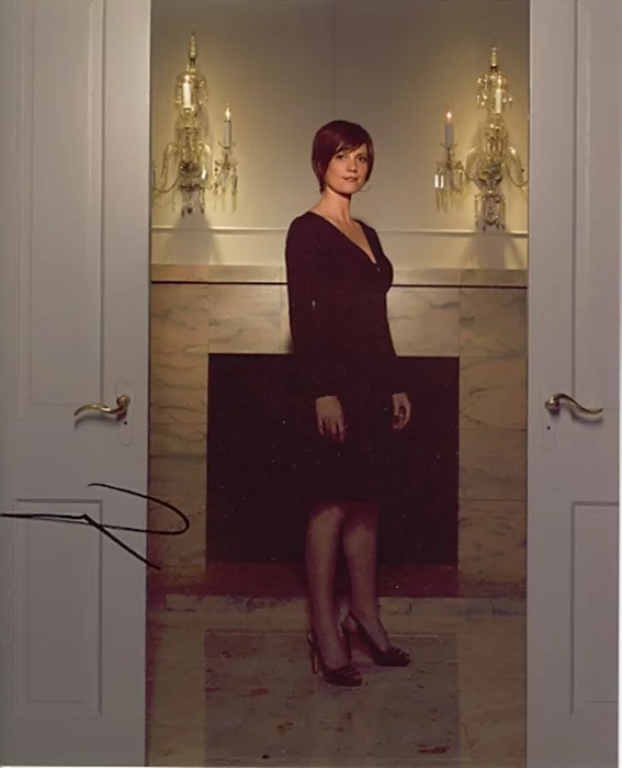 Zoe McLellan autograph