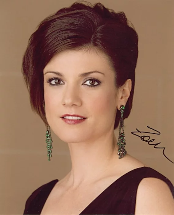 Zoe McLellan autograph