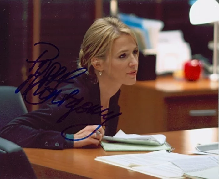 Poppy Montgomery autograph