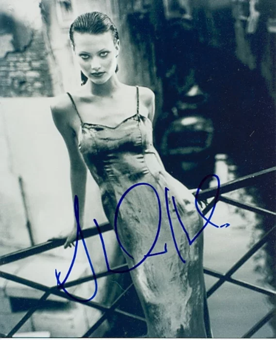 Shalom Harlow autograph