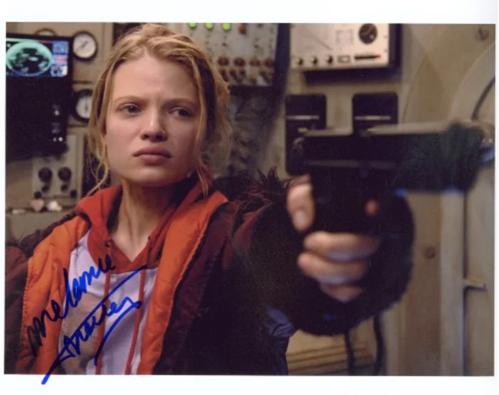 Melanie Thierry autograph