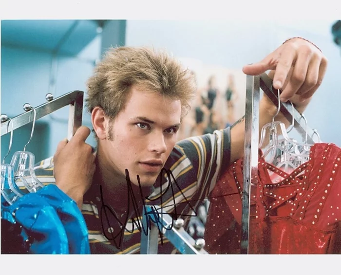 Kellan Lutz autograph