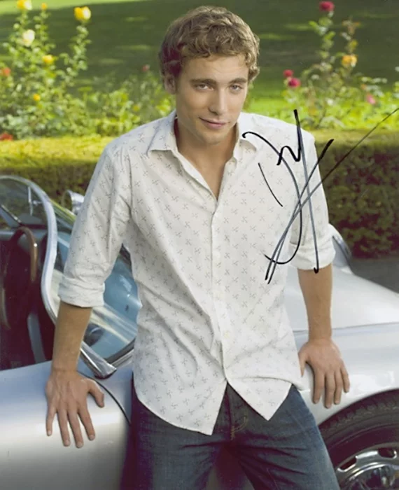 Dustin Milligan autograph
