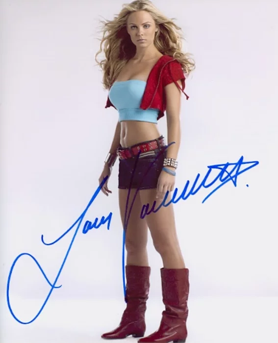 Laura Vandervoort autograph