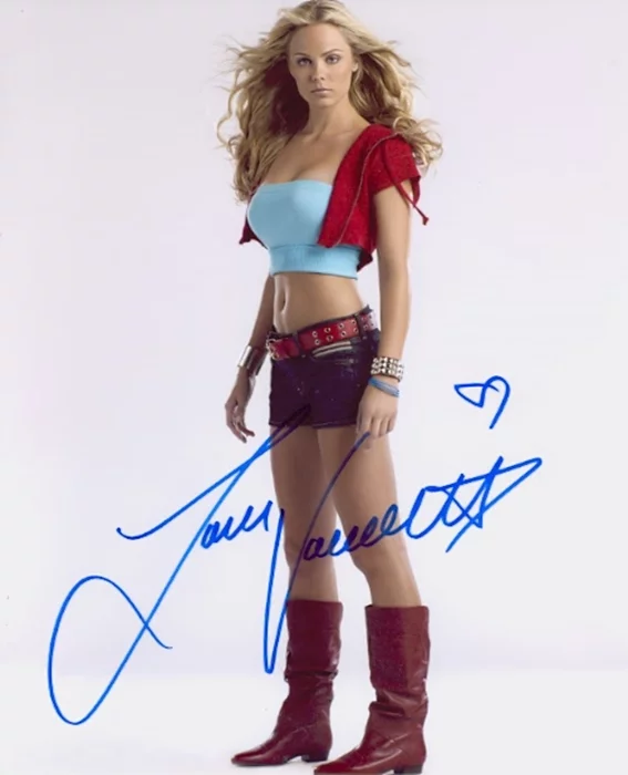 Laura Vandervoort autograph