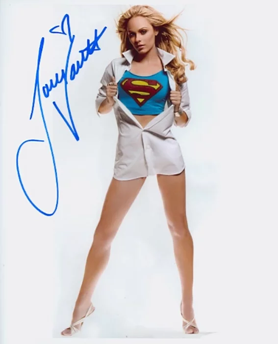 Laura Vandervoort autograph