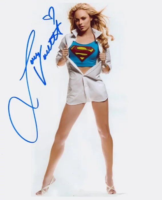 Laura Vandervoort autograph