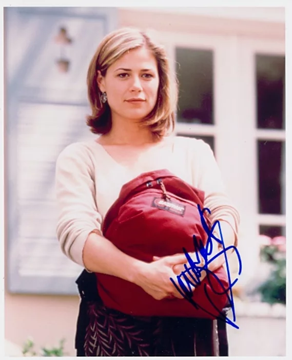 Maura Tierney autograph