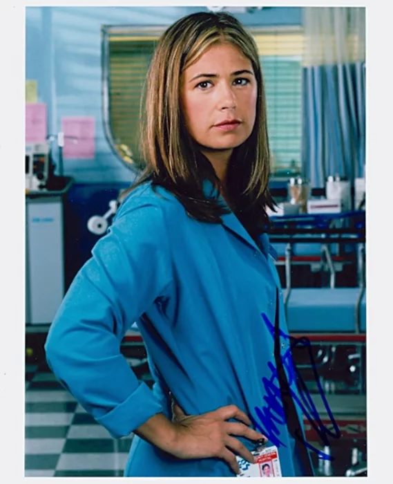 Maura Tierney autograph