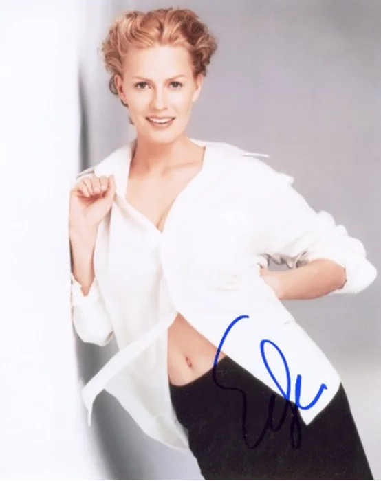 Elisabeth Shue autograph