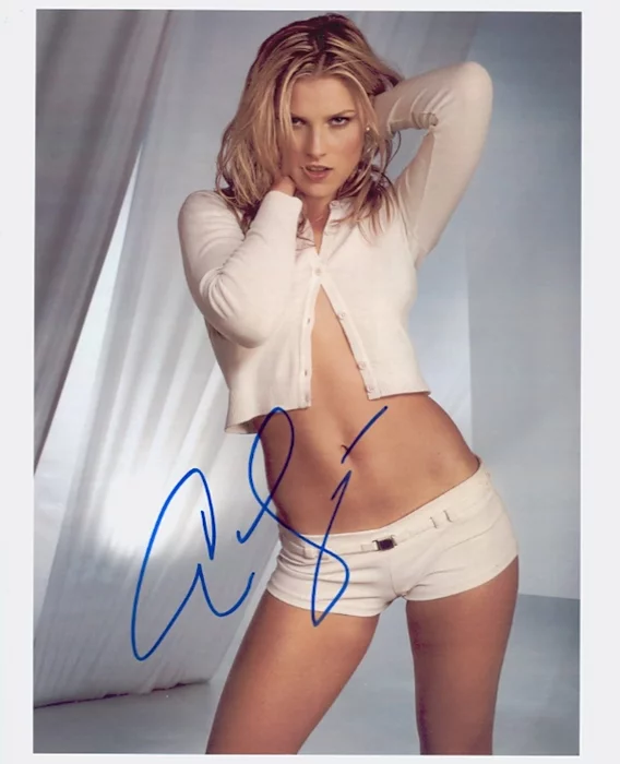 Ali Larter autograph
