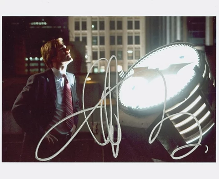 Aaron Eckhart autograph