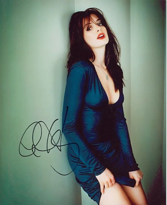 Anne Hathaway autograph