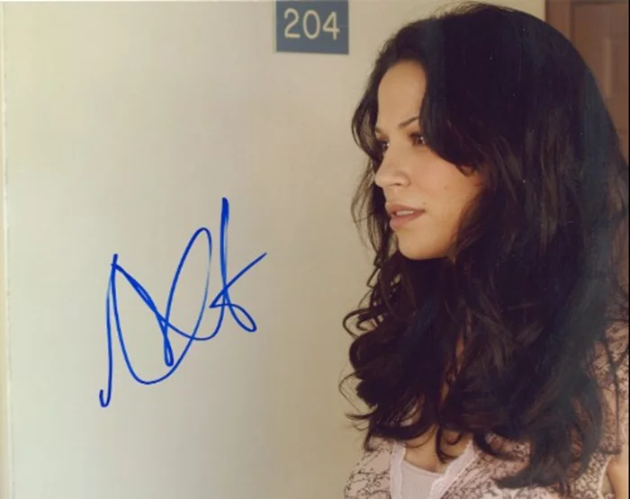 Navi Rawat autograph