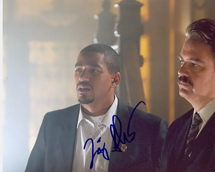 Laz Alonso autograph