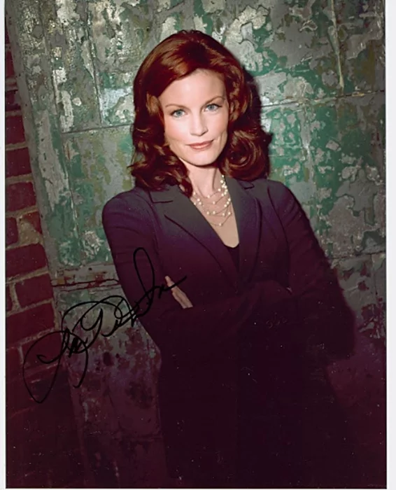 Laura Leighton autograph
