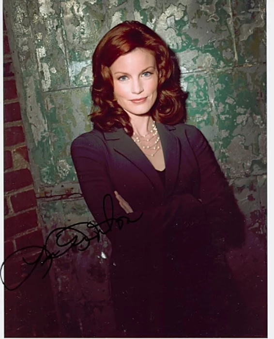 Laura Leighton autograph