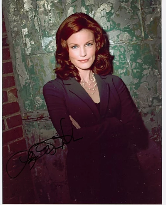 Laura Leighton autograph