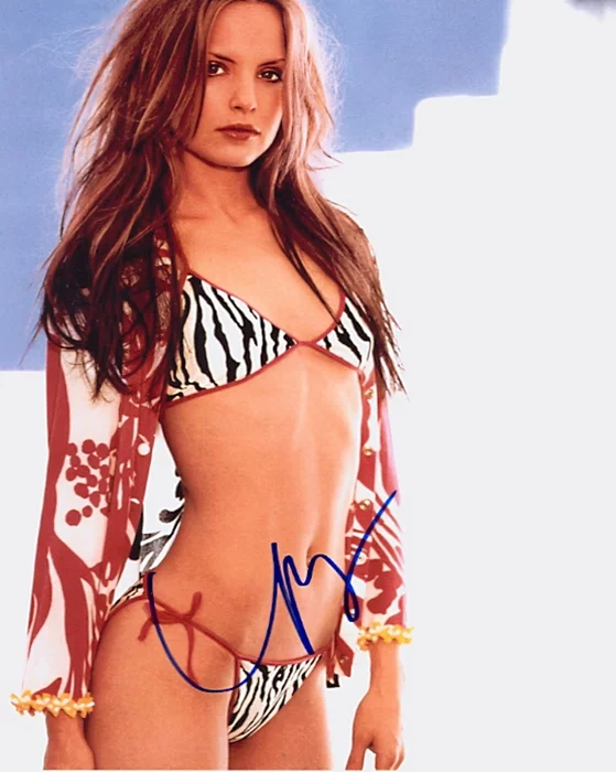 Mena Suvari autograph