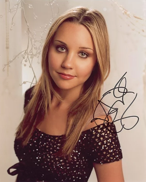 Amanda Bynes autograph