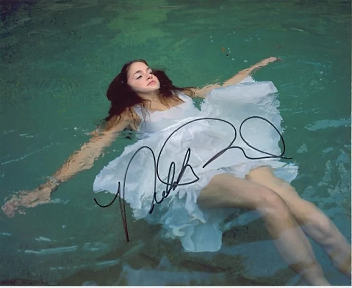 Nikki Reed autograph