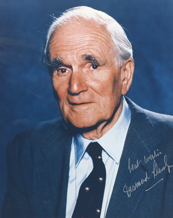 Desmond Llewelyn autograph