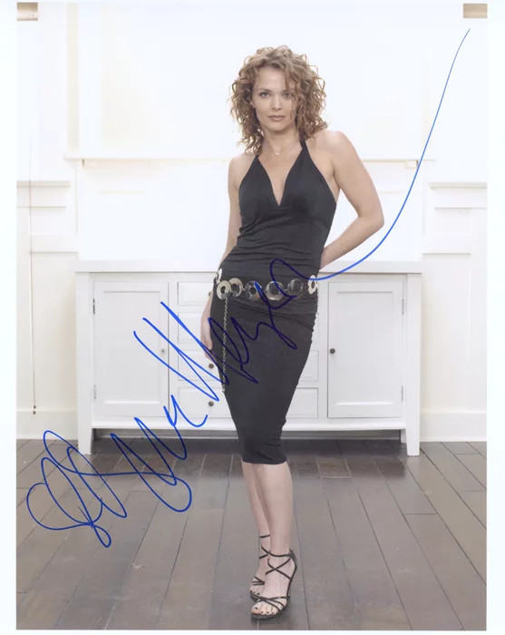 Dina Meyer autograph