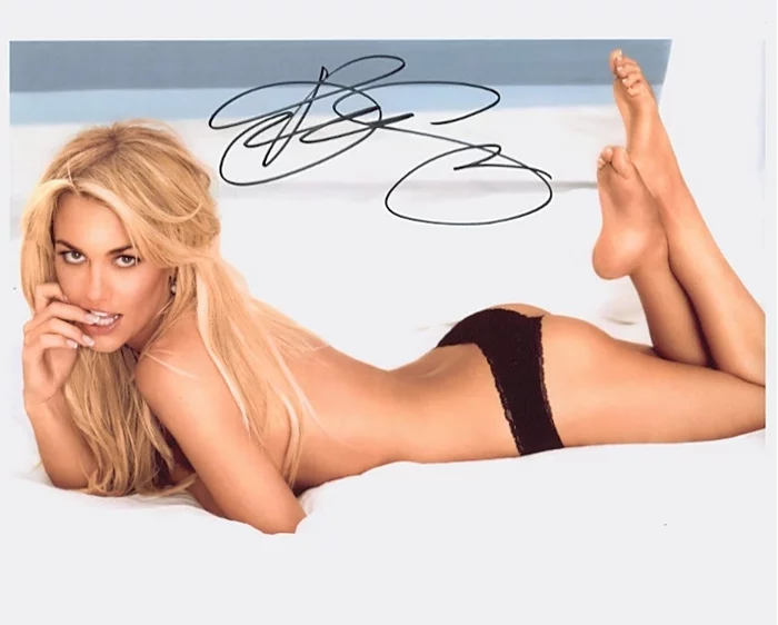 Kelly Carlson autograph