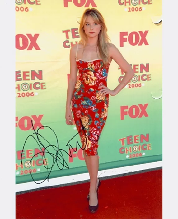 Haley Bennett autograph