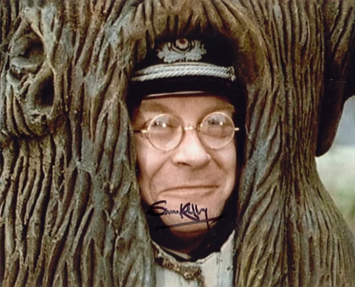 Sam Kelly autograph