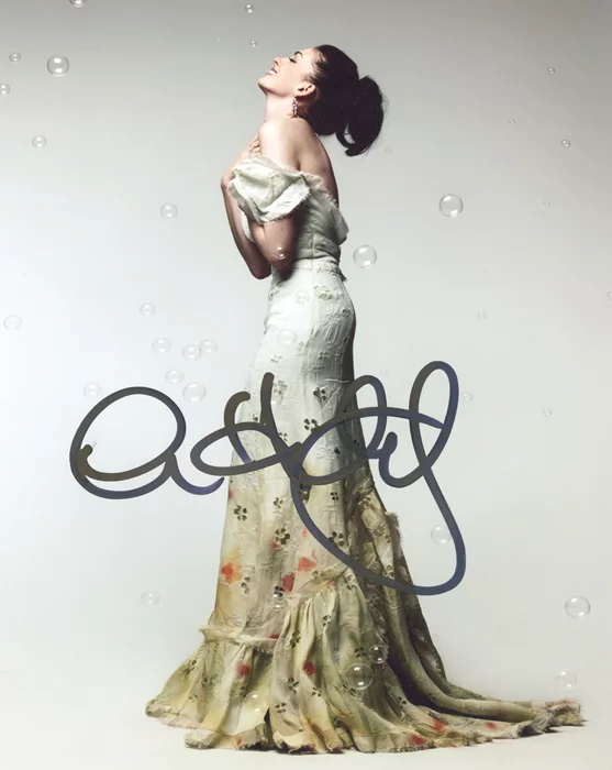Anne Hathaway autograph
