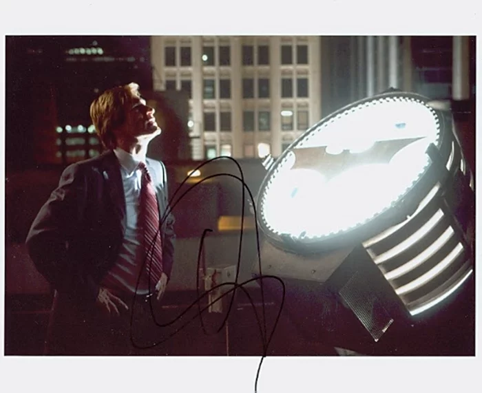 Aaron Eckhart autograph