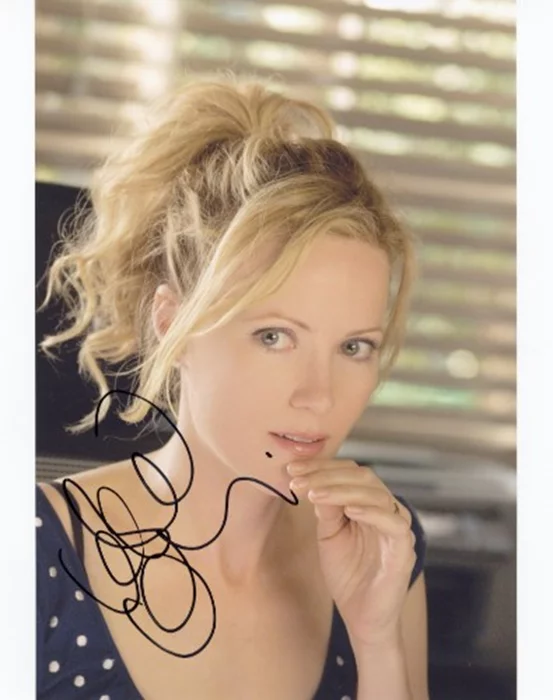 Leslie Mann autograph